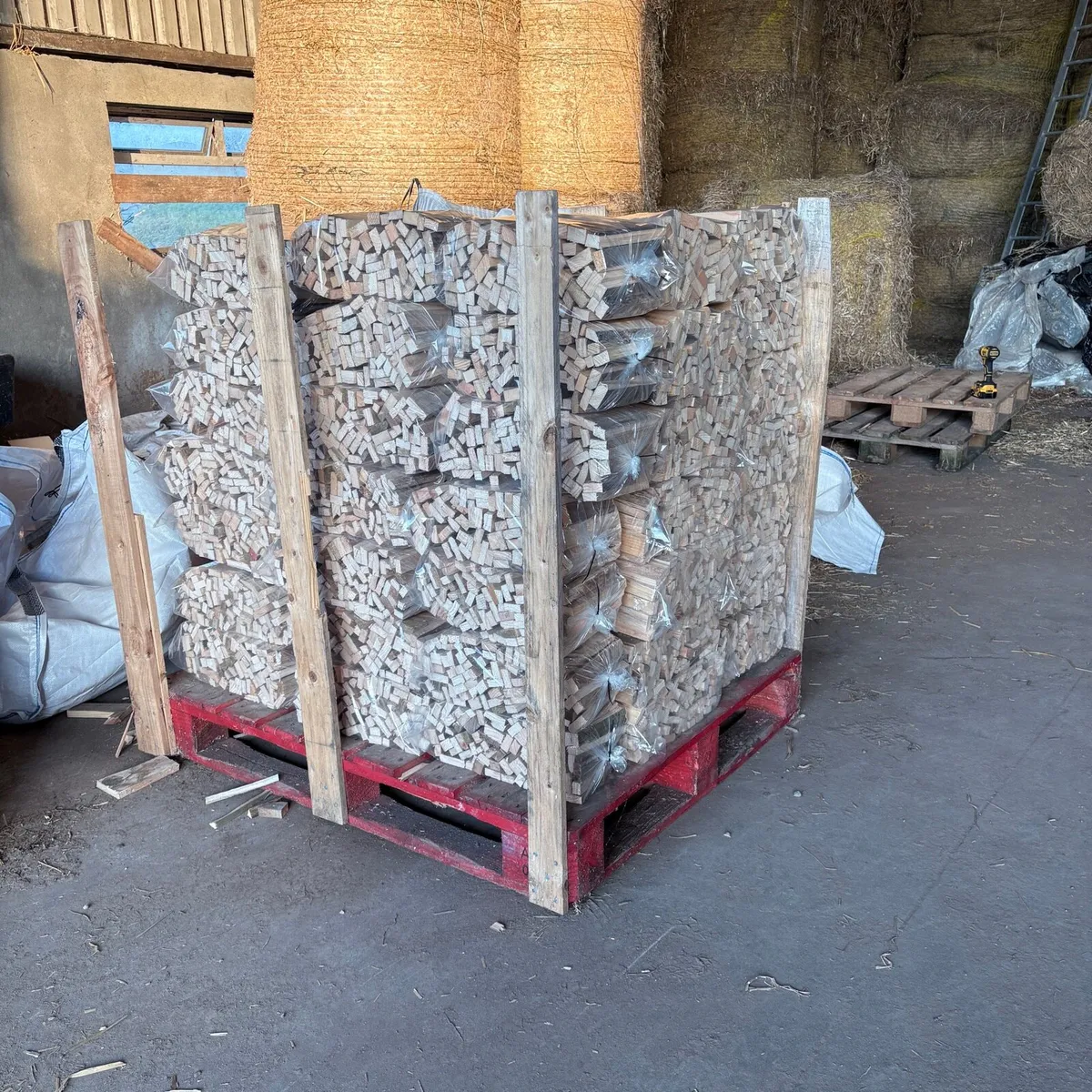 Pallet of kindling - Image 1