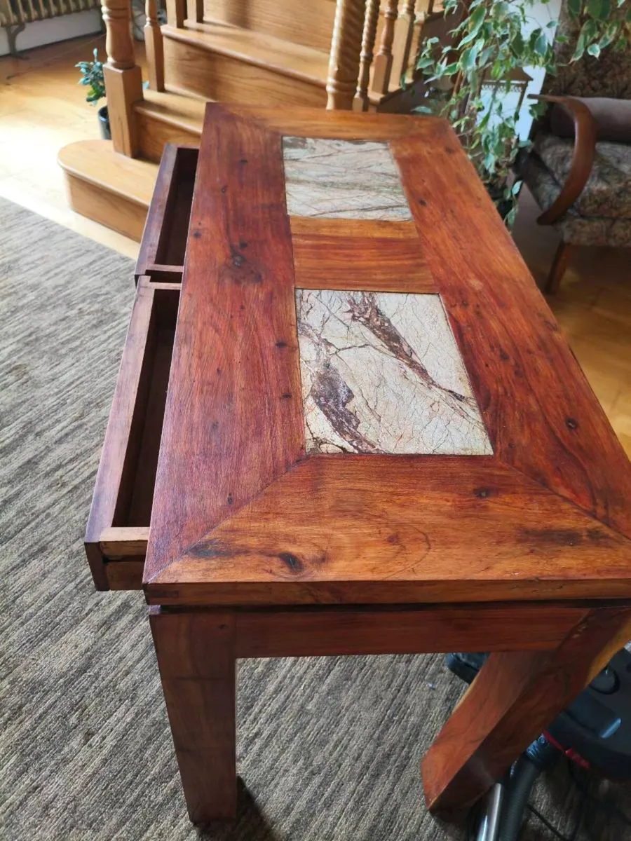 Solid heavy table 2 drawers 70 Euro - Image 2