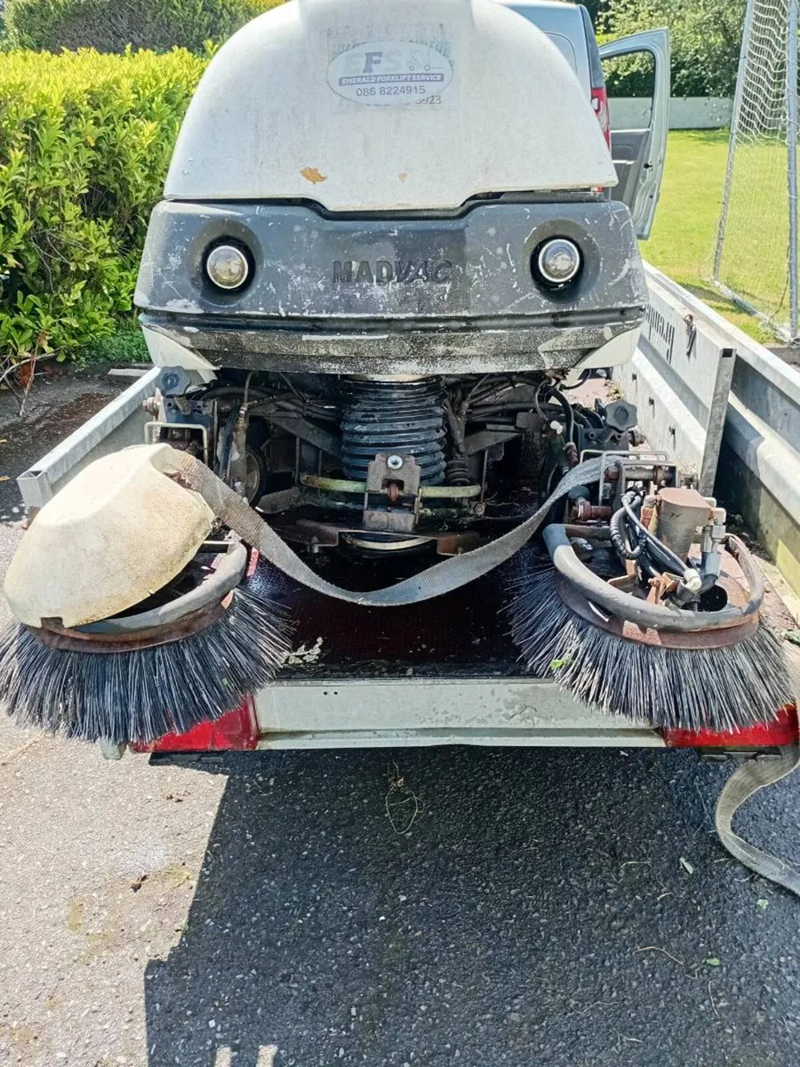 Kubota  engine/ sweeper only 600 hours - Image 4