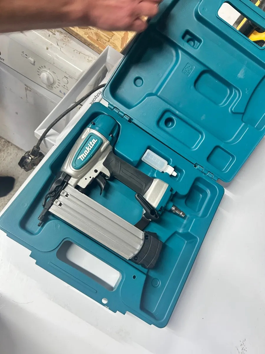 pheumatic eighteen gauge makita nail gun - Image 1