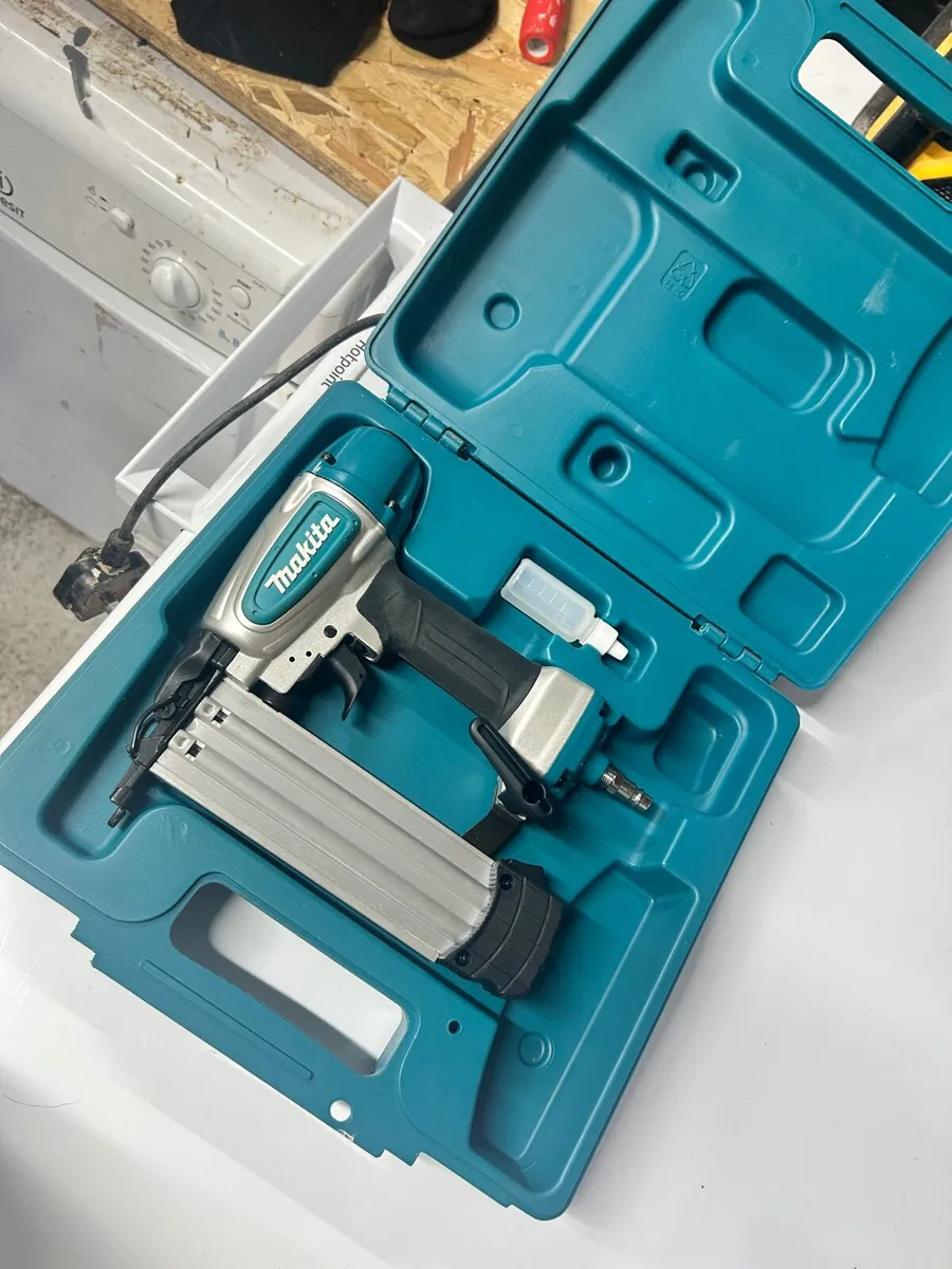 pheumatic eighteen gauge makita nail gun - Image 2