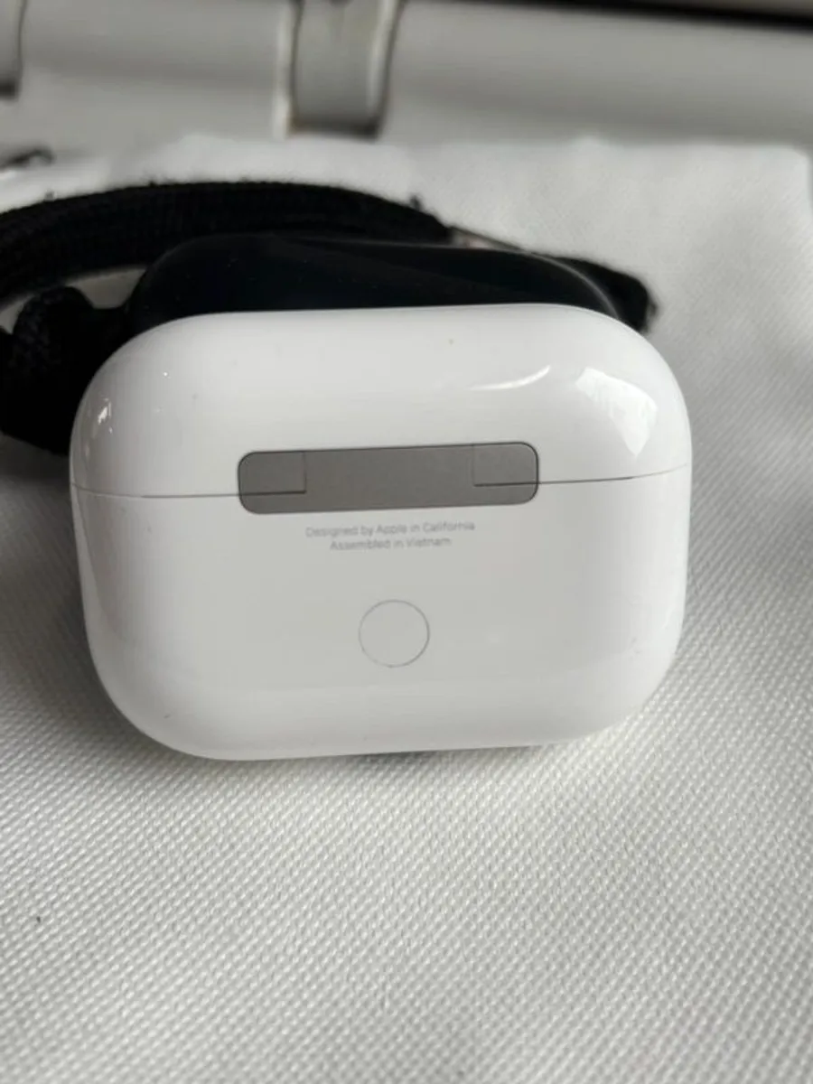 Apple AirPods Pro (1st Generation) - Image 4