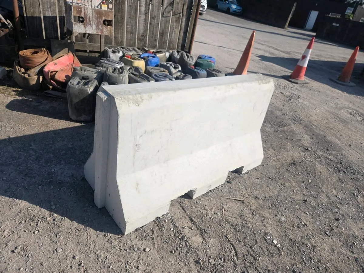 Road barrier - Image 1