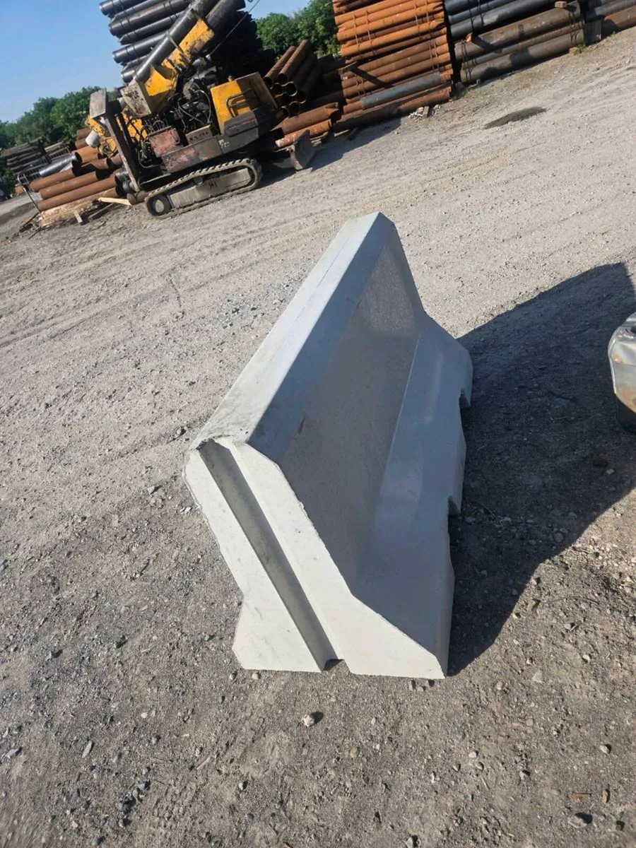 Road barrier - Image 2