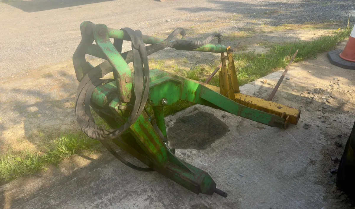 Bail lifter/ stacker - Image 1