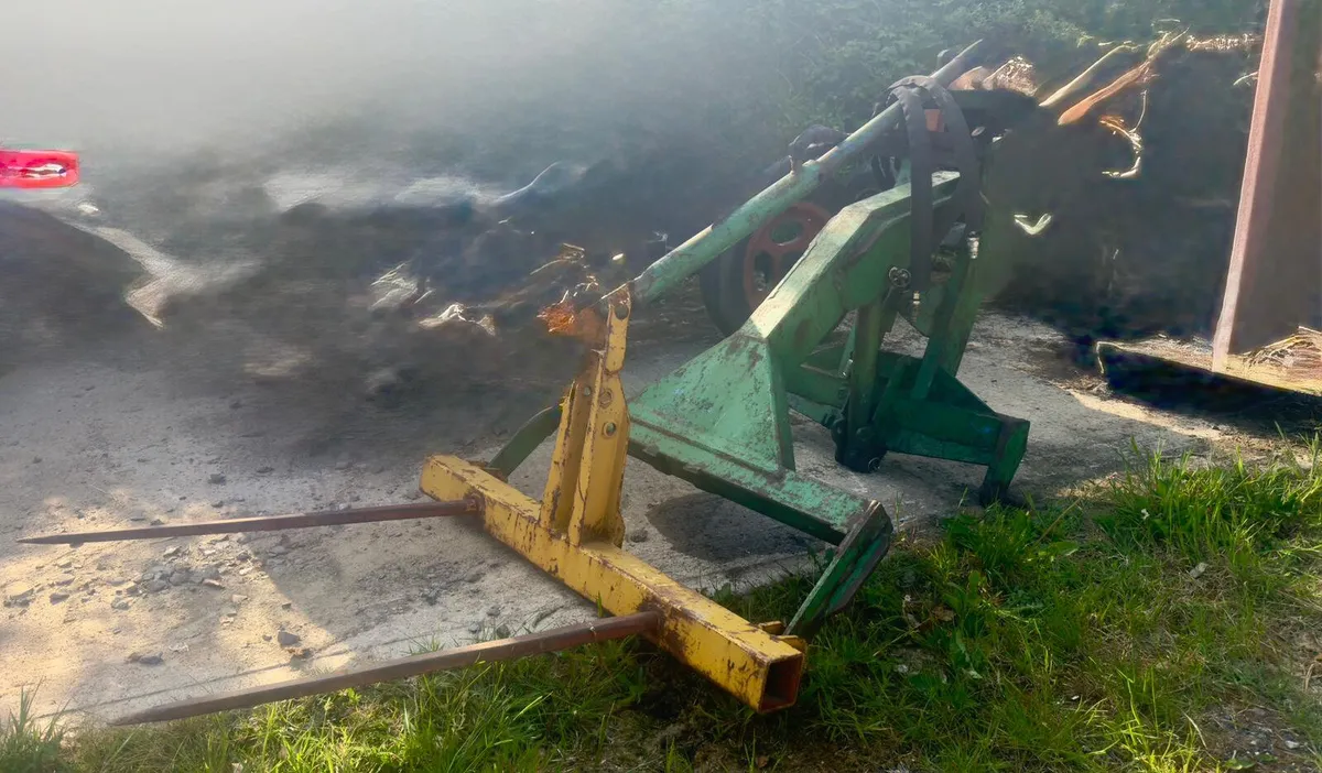 Bail lifter/ stacker - Image 2