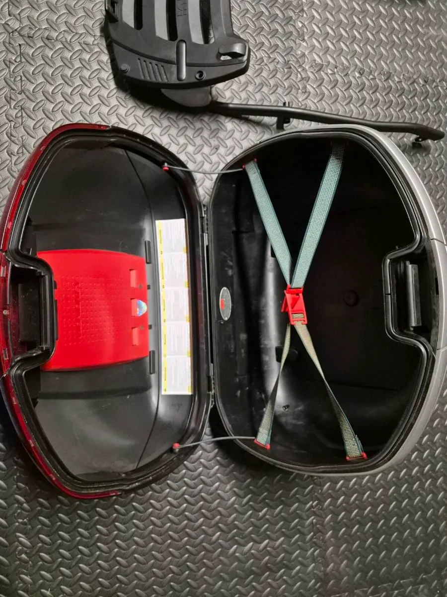 Givi V46 top box and plate - Image 2