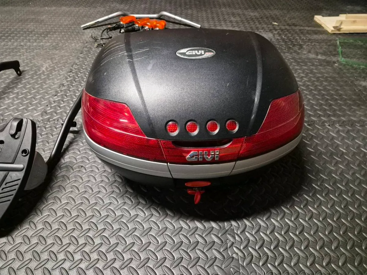 Givi V46 top box and plate - Image 3