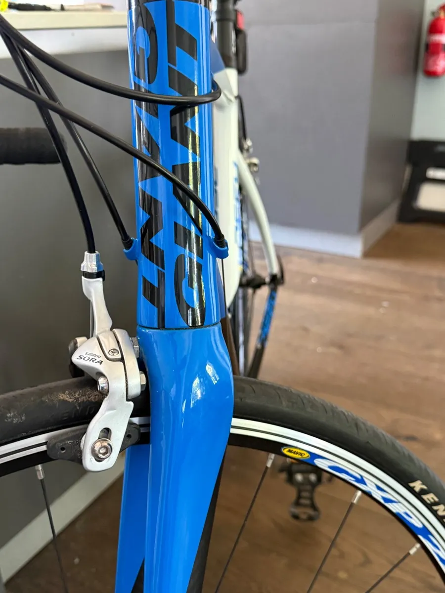 GIANT Defy 2 Bicycle - Image 4