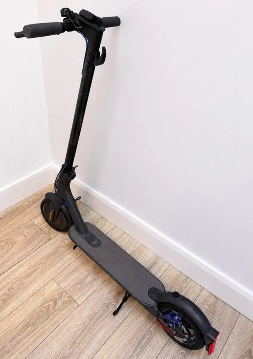Xiaomi Mi Electric Scooter 3 - Image 1