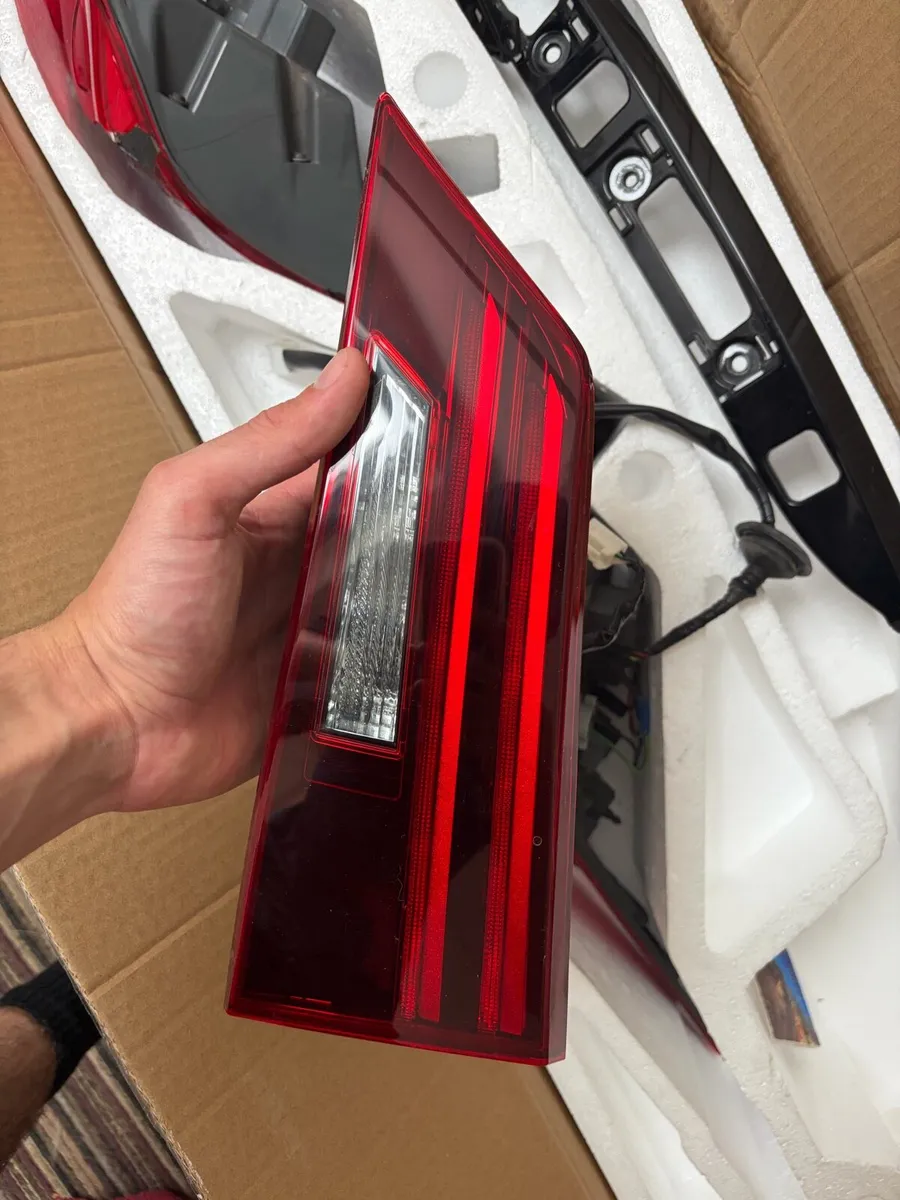 lexus is300h taillights - Image 1