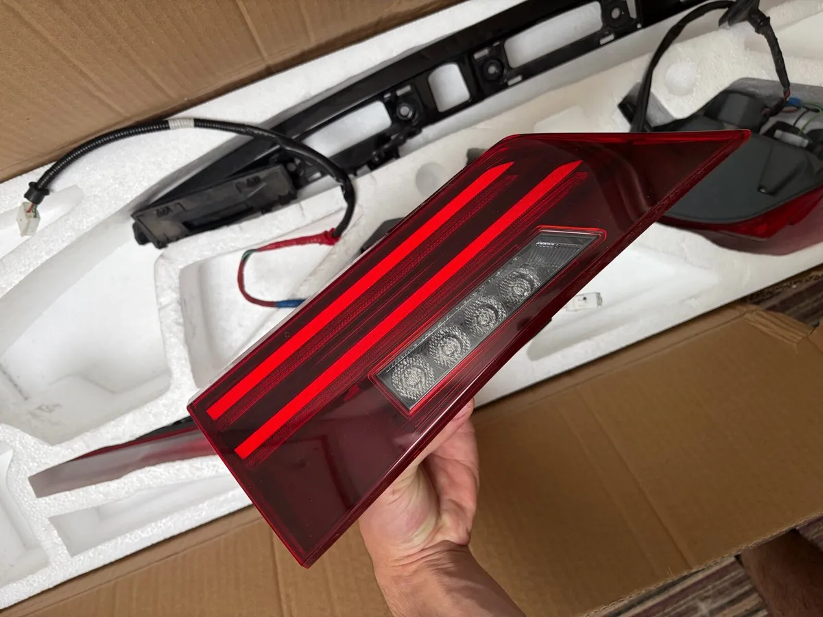 lexus is300h taillights - Image 3