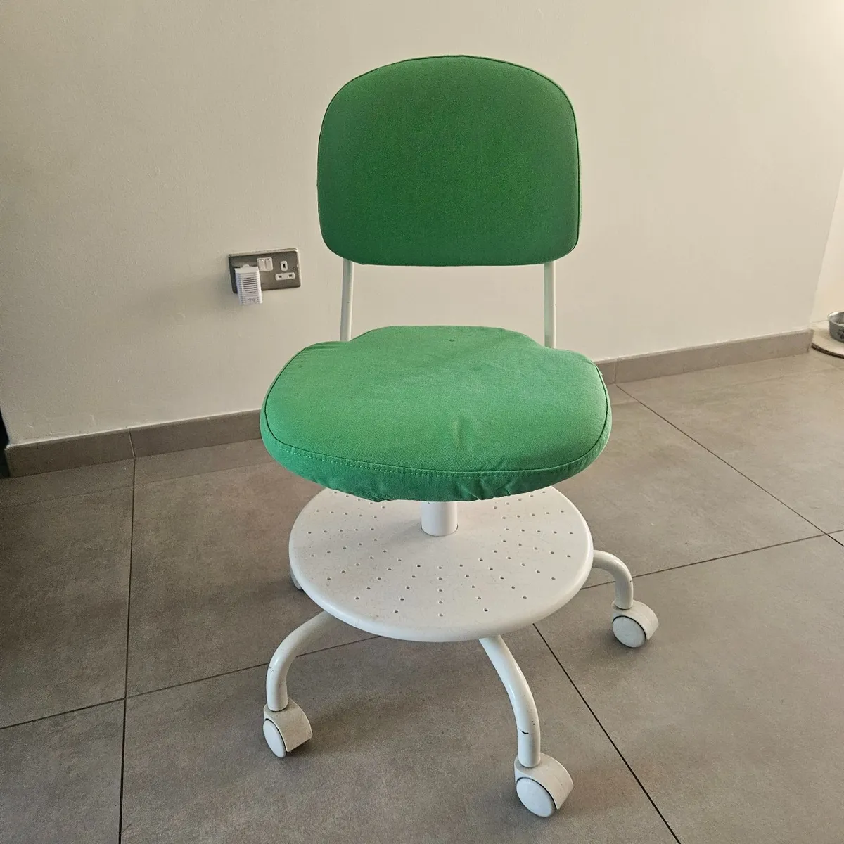 Kids swivel desk chair - Image 1