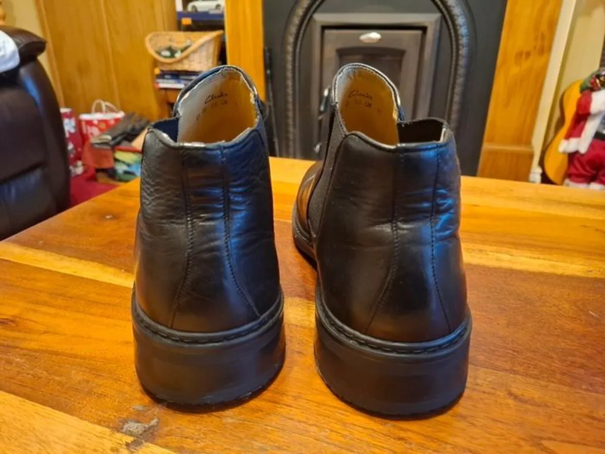 Clarks Chelsea Boots UK 11 Flex 24/7 - Like New! - Image 2