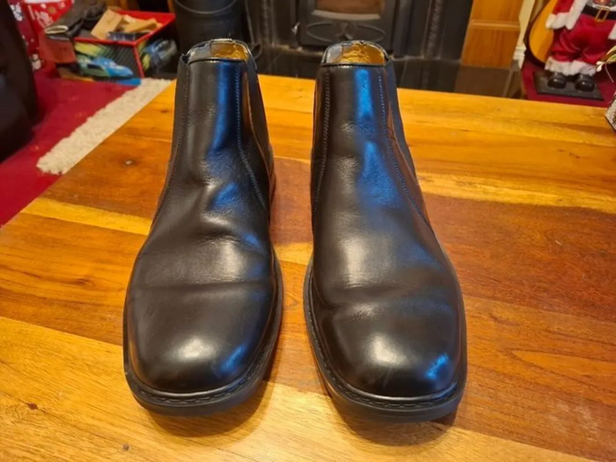 Clarks Chelsea Boots UK 11 Flex 24/7 - Like New! - Image 3