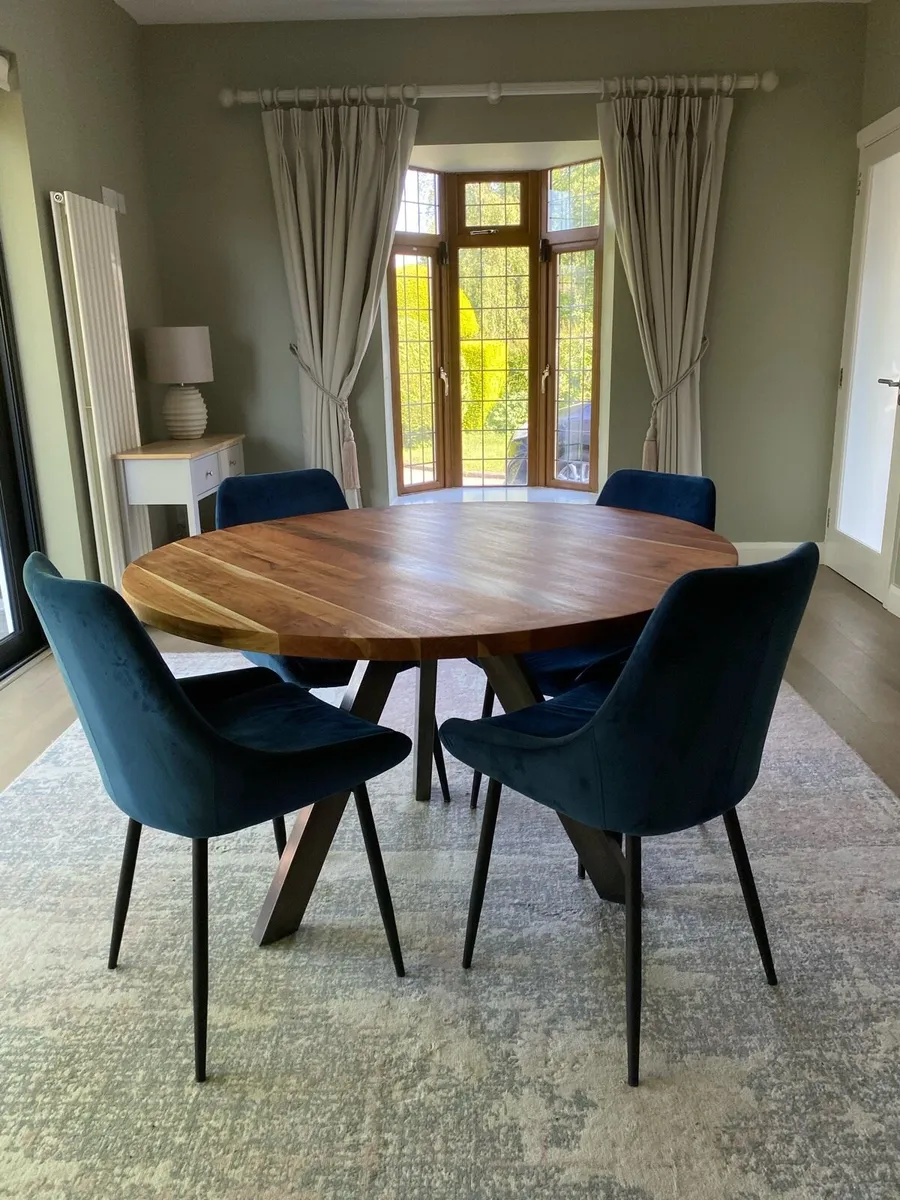 Solid 120cm round Acacia Dining Table and 4 chairs - Image 2