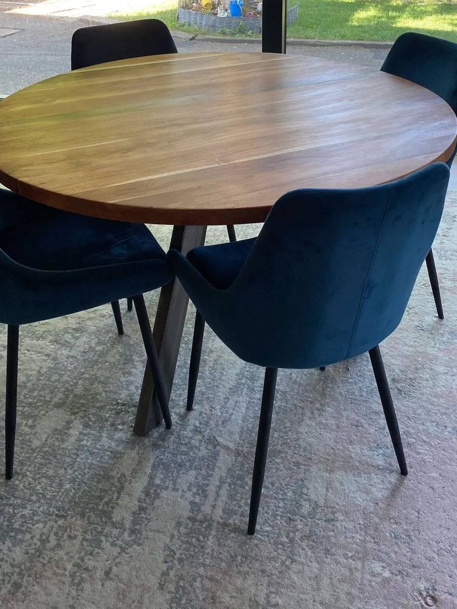 Solid 120cm round Acacia Dining Table and 4 chairs - Image 3