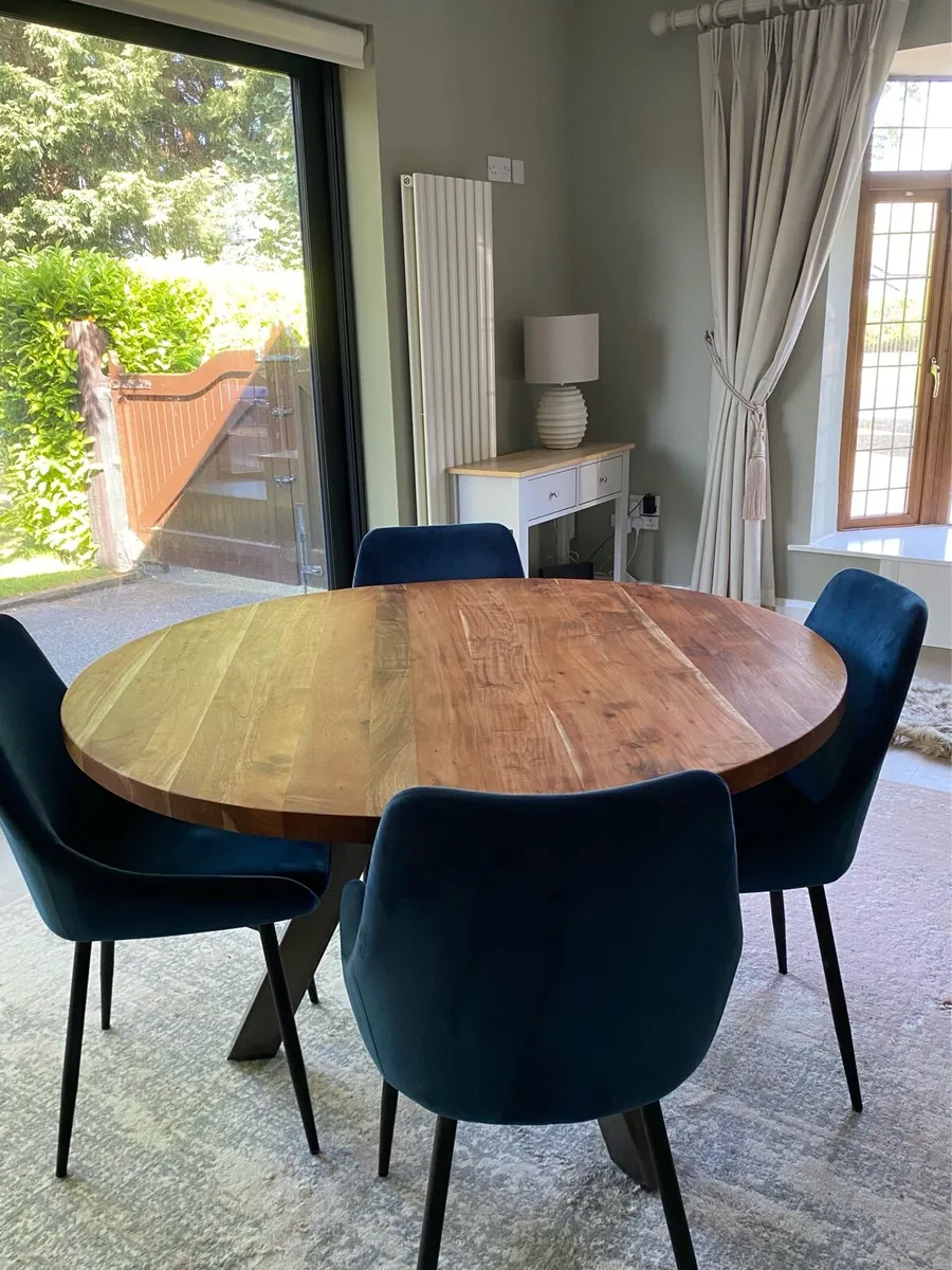 Solid 120cm round Acacia Dining Table and 4 chairs - Image 4