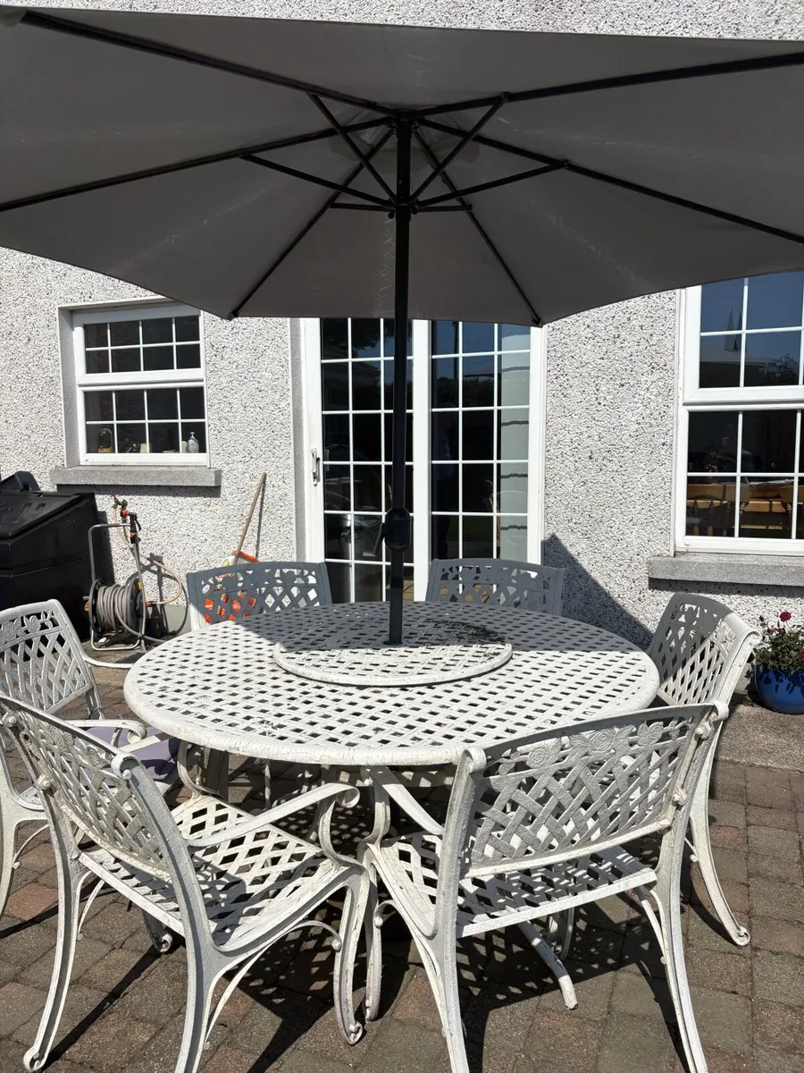 Garden table and 6 chairs - Image 1