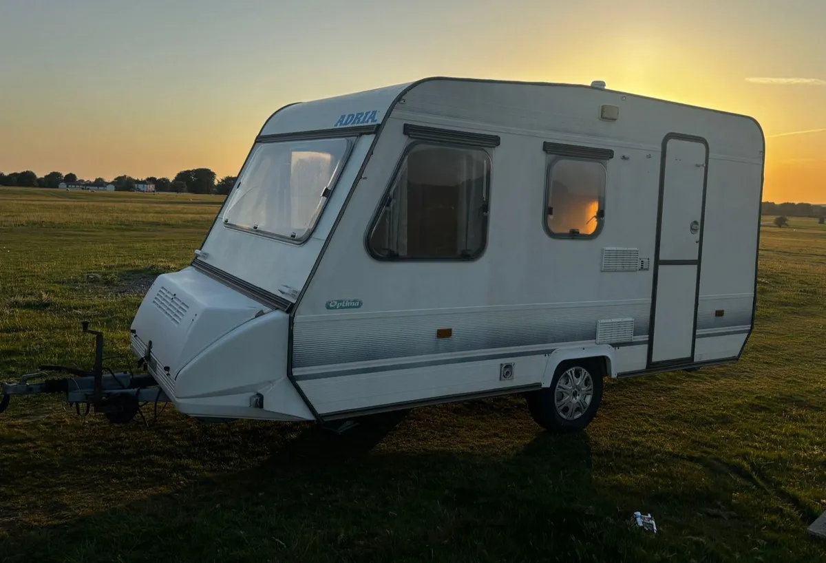 Lightweight Adria 4/5 berth with Awning - Image 4