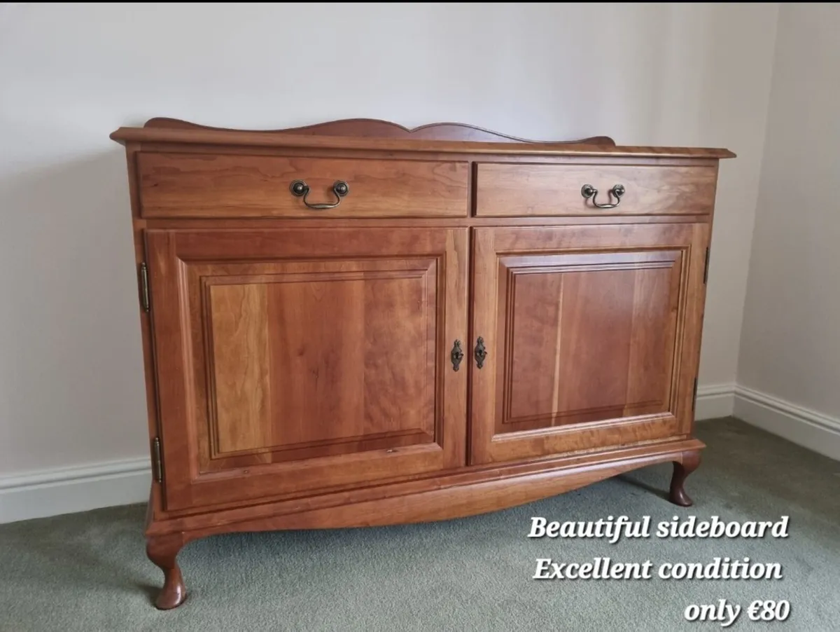 Stunning sideboard with key - Image 1