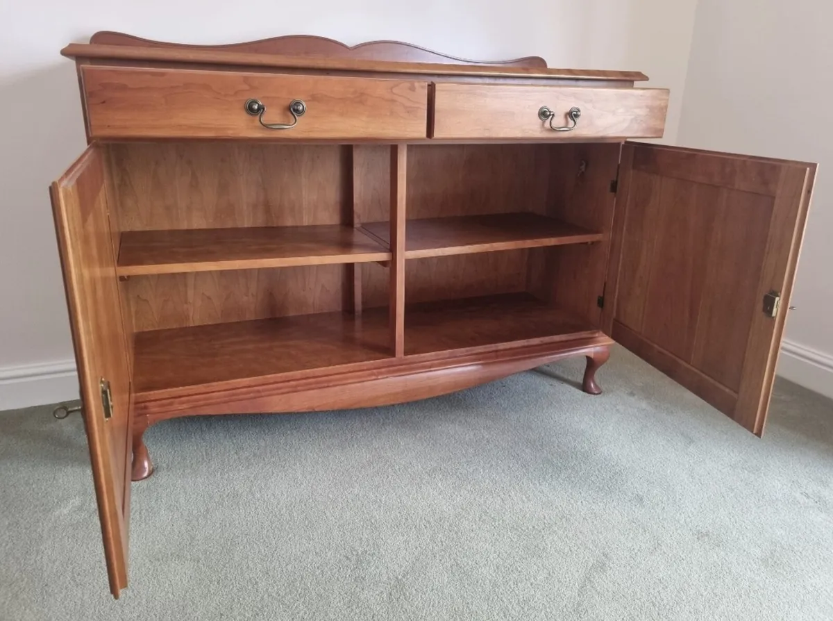 Stunning sideboard with key - Image 2