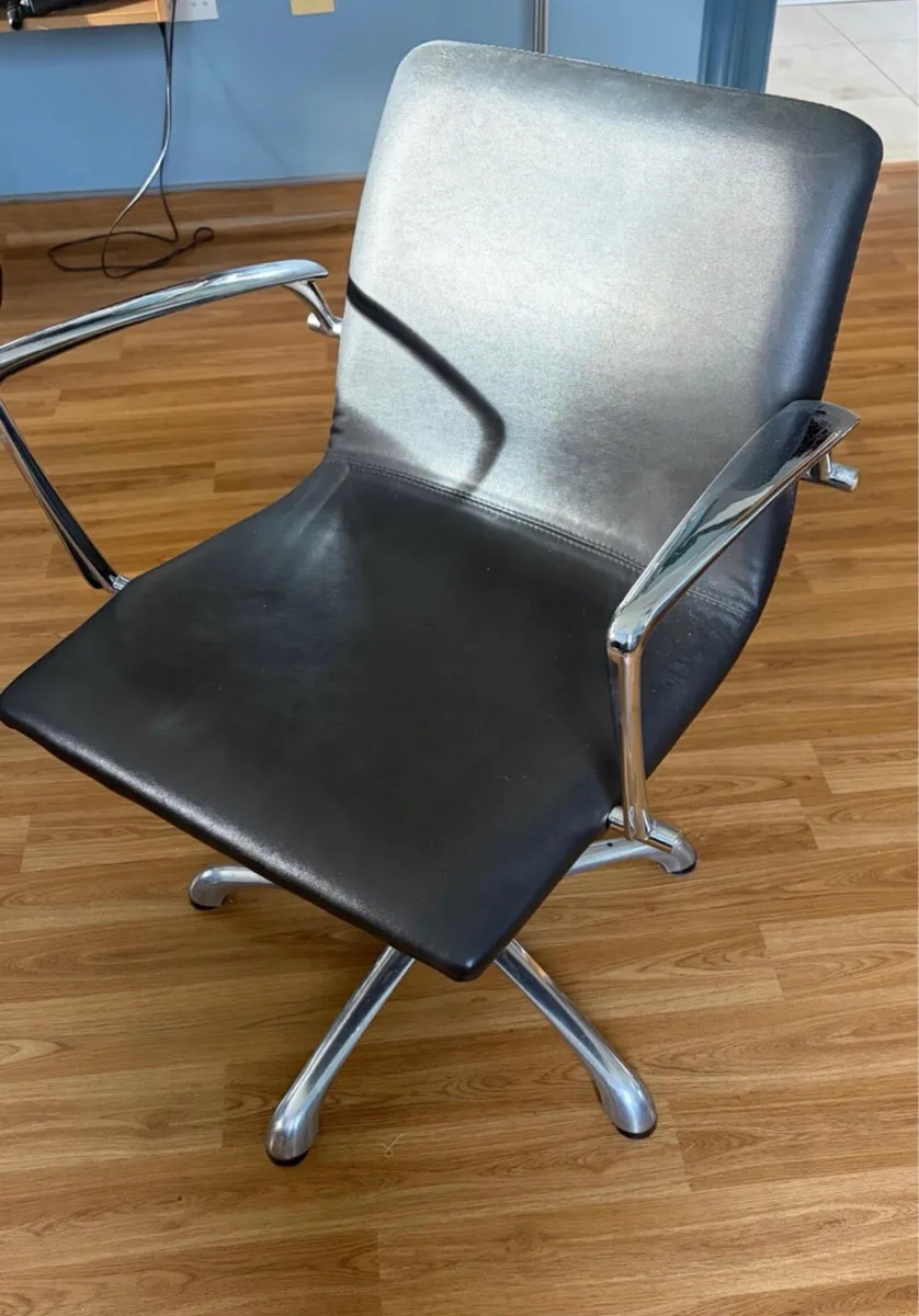 Hairdresser chairs, steriliser, foot rests, foils - Image 1