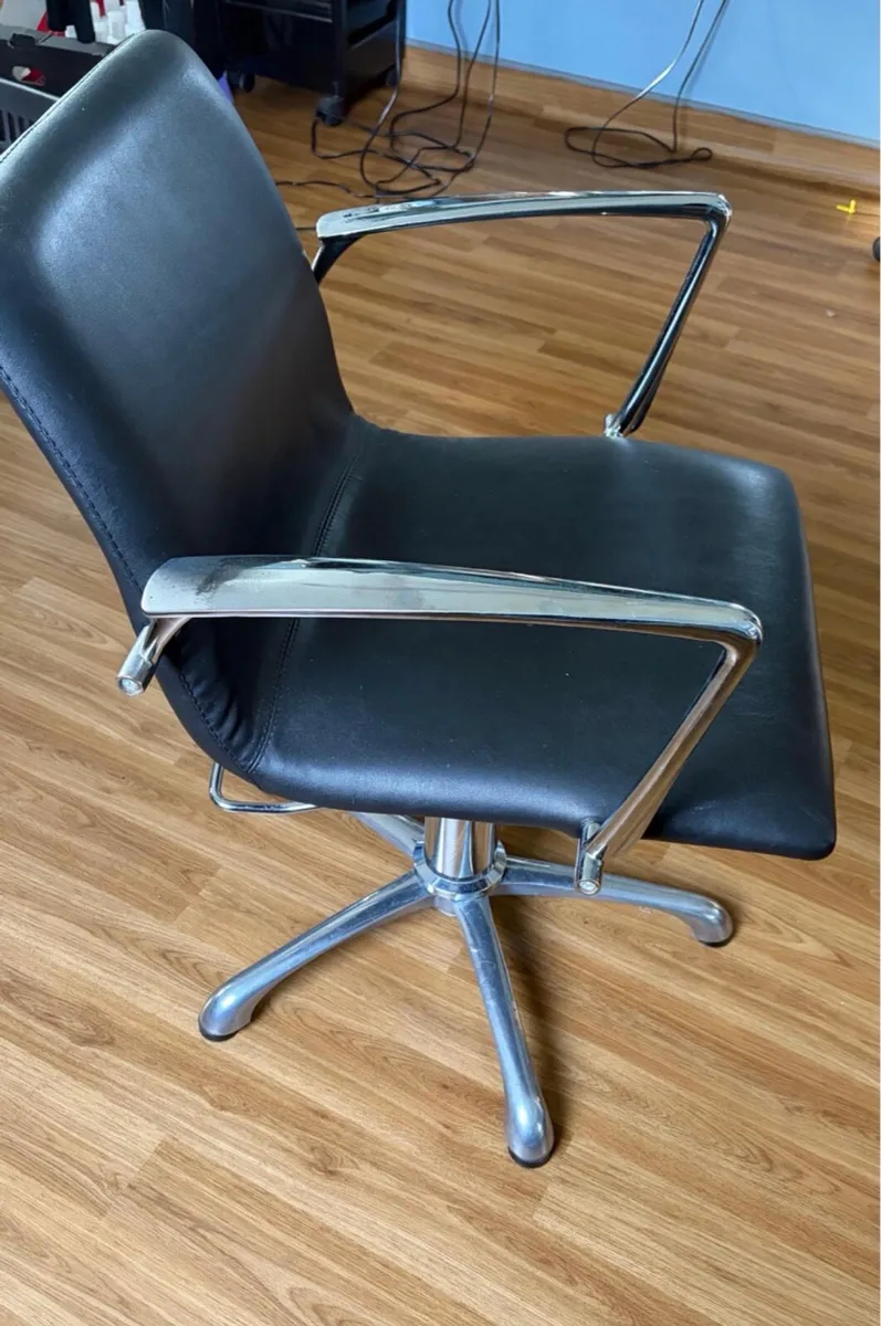 Hairdresser chairs, steriliser, foot rests, foils - Image 2