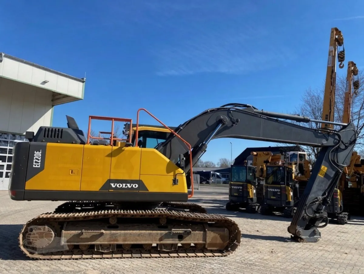 2020 Volvo EC220El - Image 2