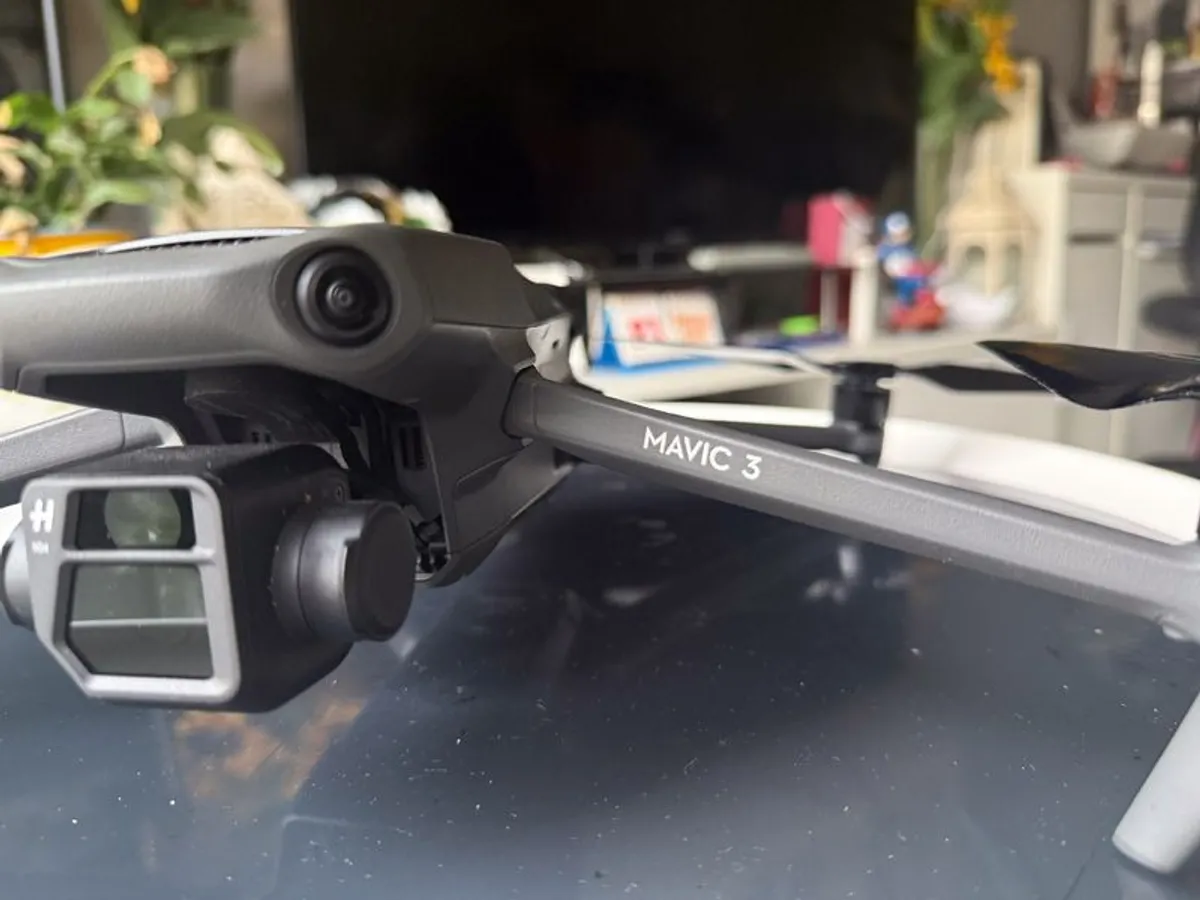 Price Drop DJI Mavic 3 V2.0 Drone Kit | Controller, Batteries, Charger & Bag Included - Image 2