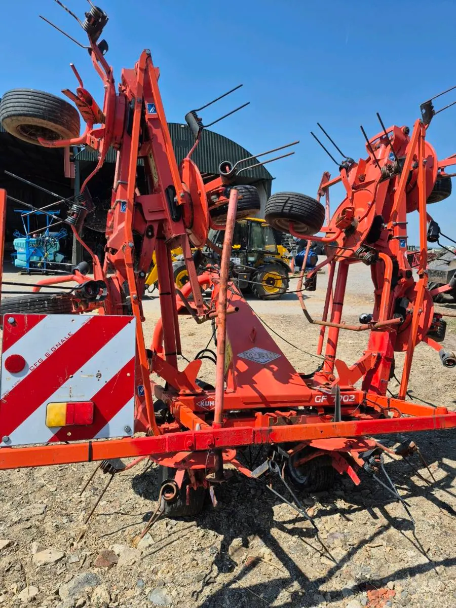 Kuhn 7702 tedder - Image 1