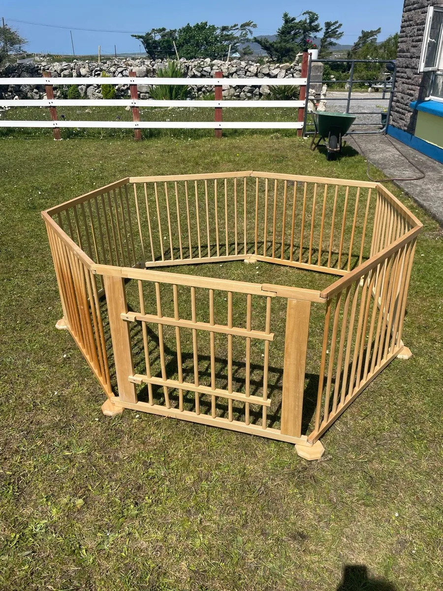 Wooden playpen - Image 2