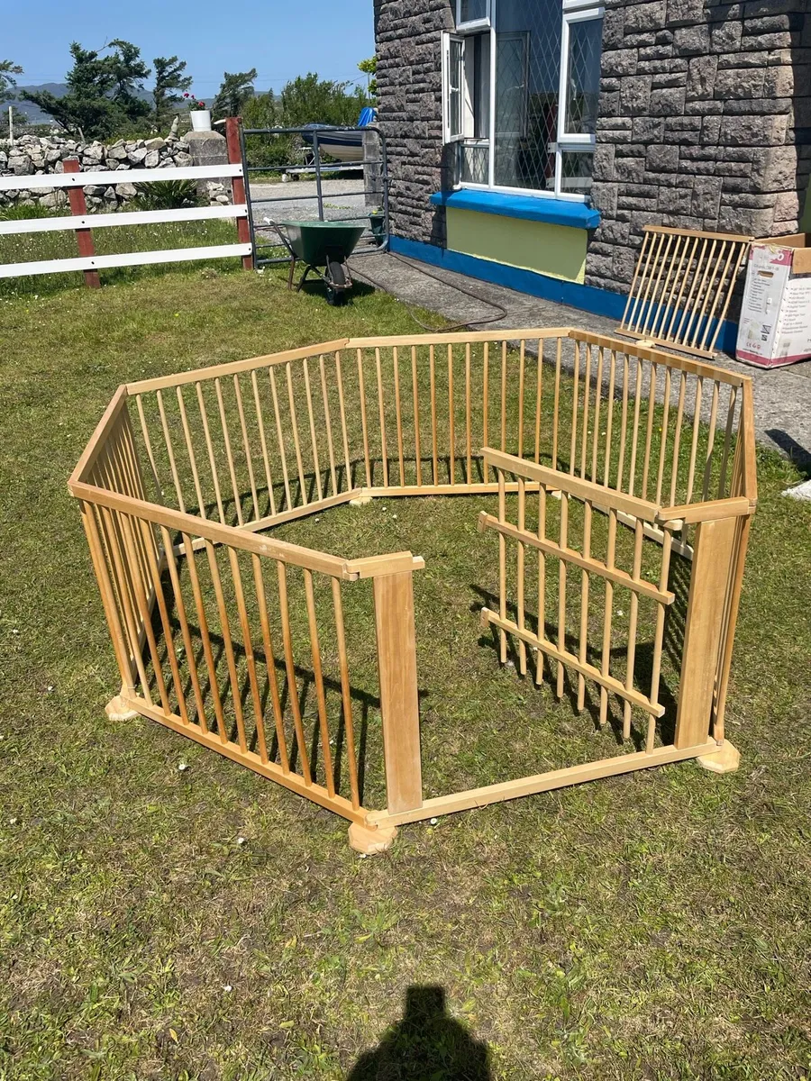 Wooden playpen - Image 1