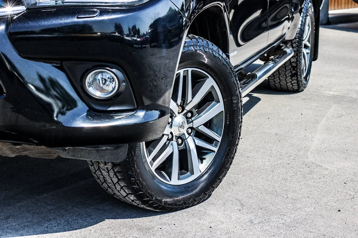 2017 TOYOTA HILUX INVINCIBLE - Image 2
