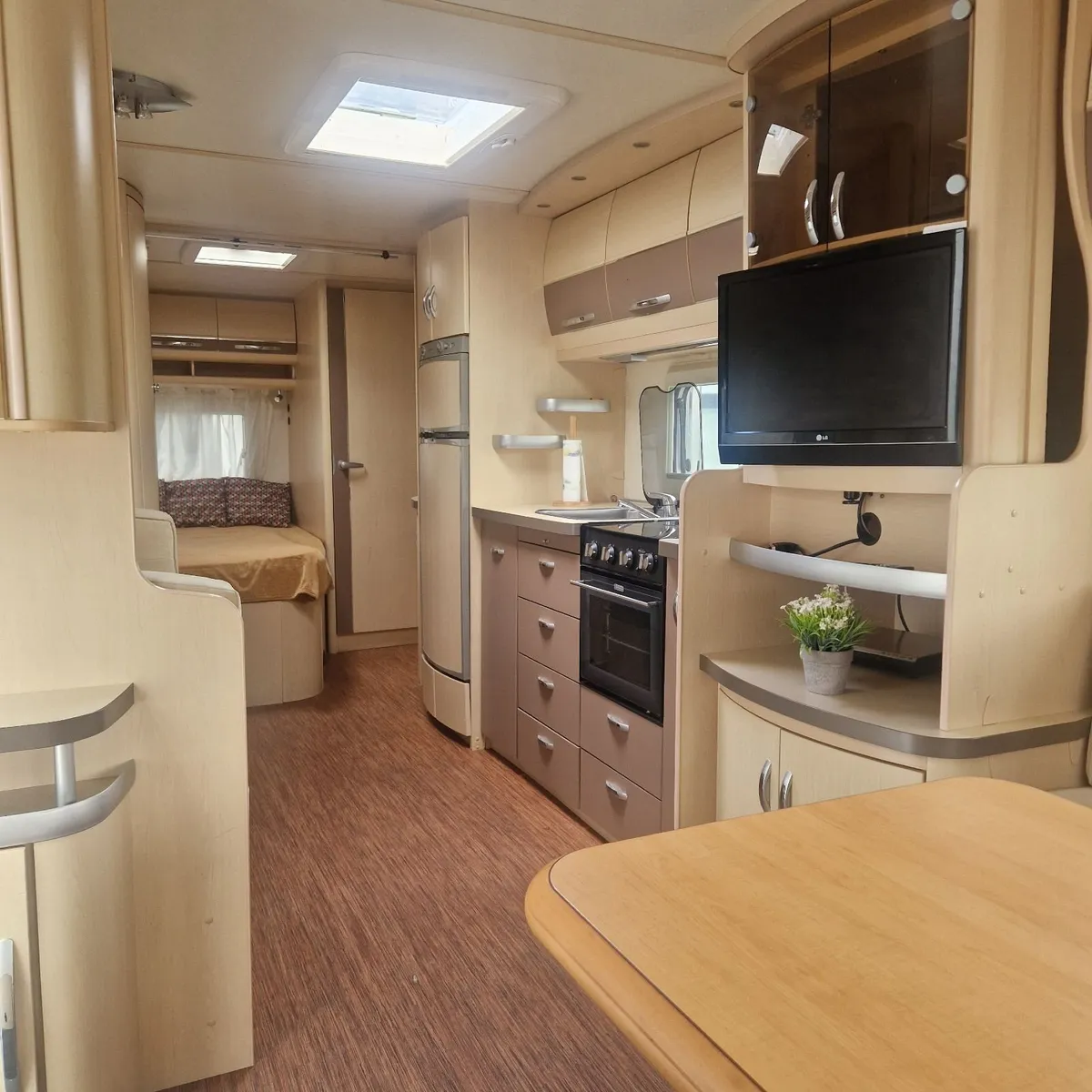 2015 Hobby 645 VIP 5 Berth Caravan - Image 2