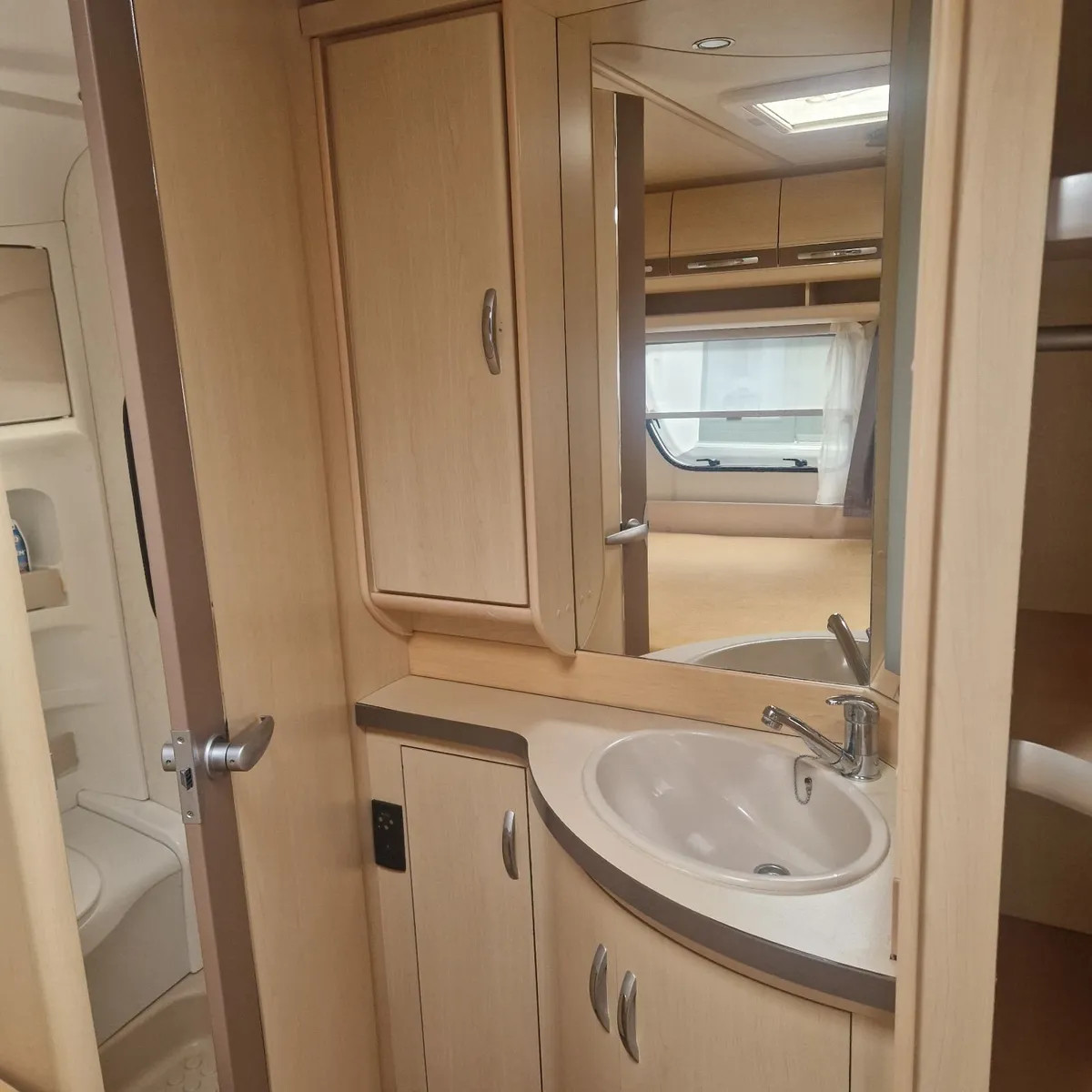 2015 Hobby 645 VIP 5 Berth Caravan - Image 4