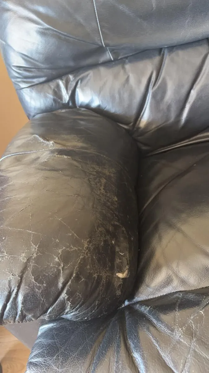 Black leather couch - Image 2
