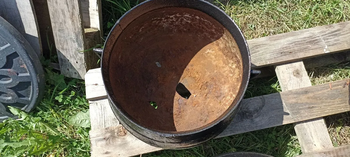 Old Cast Iron Pots. - Image 1