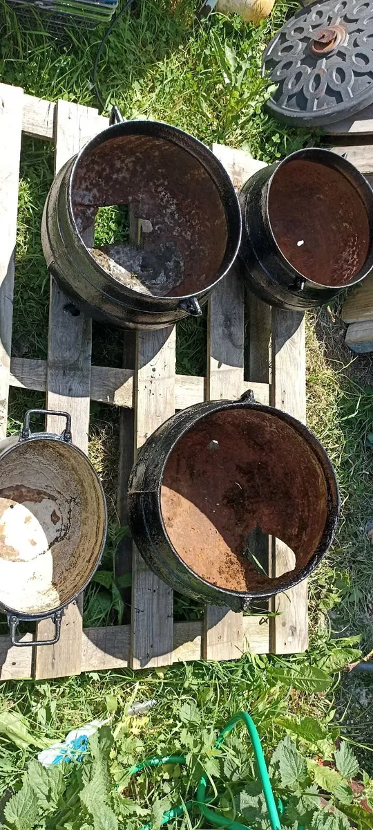 Old Cast Iron Pots. - Image 2