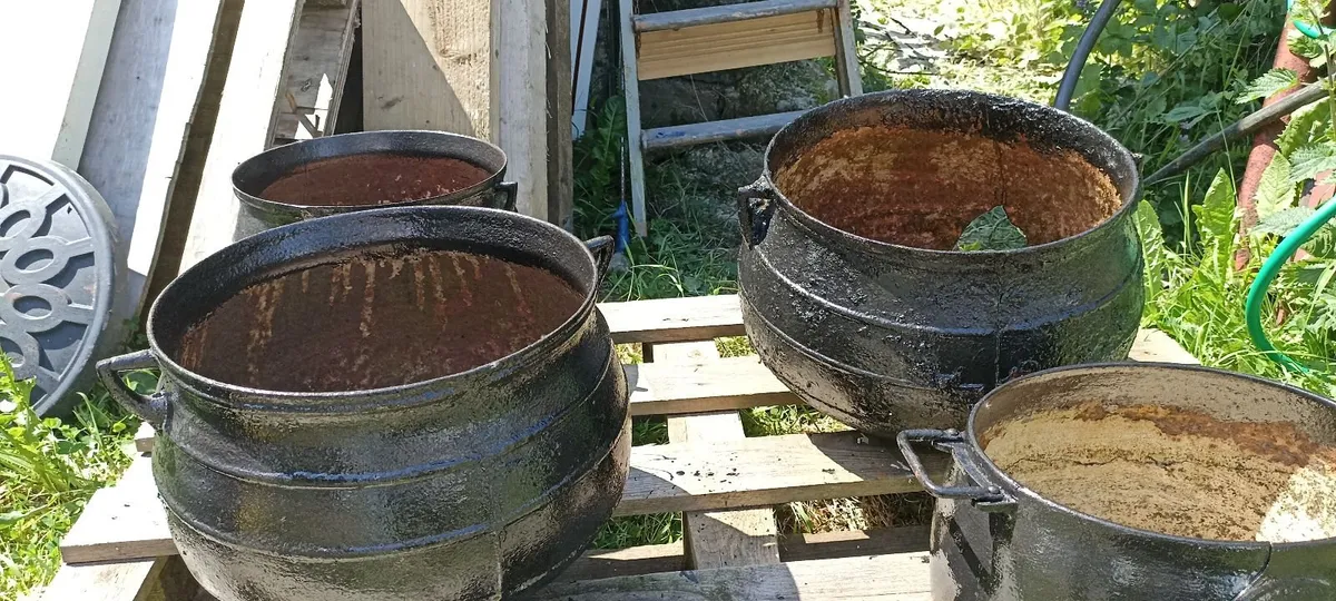 Old Cast Iron Pots. - Image 4