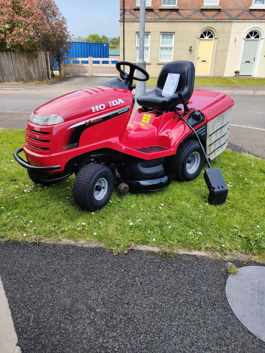 Honda ride on lawnmower - Image 1