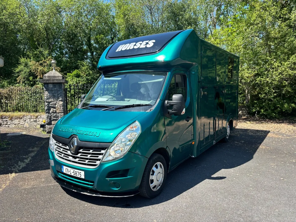2017 Renault Master 3.5t Horsebox - Image 1