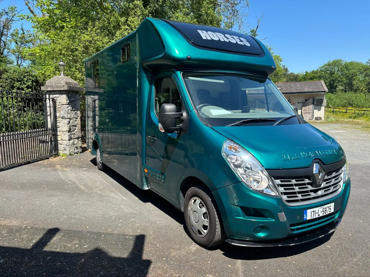 2017 Renault Master 3.5t Horsebox - Image 2