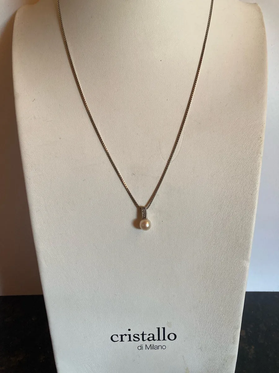 Sterling Silver pearl pendant and box chain - Image 1