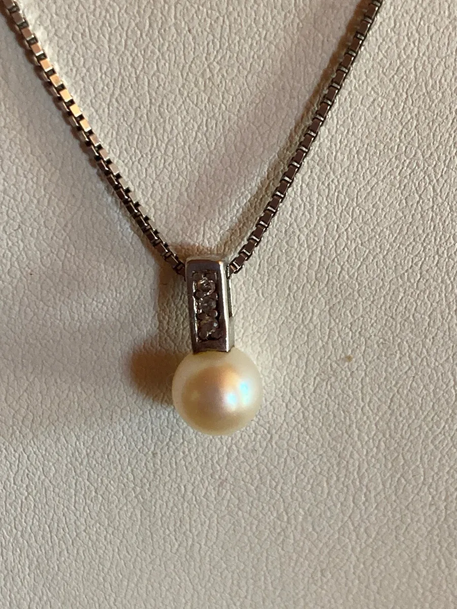Sterling Silver pearl pendant and box chain - Image 2
