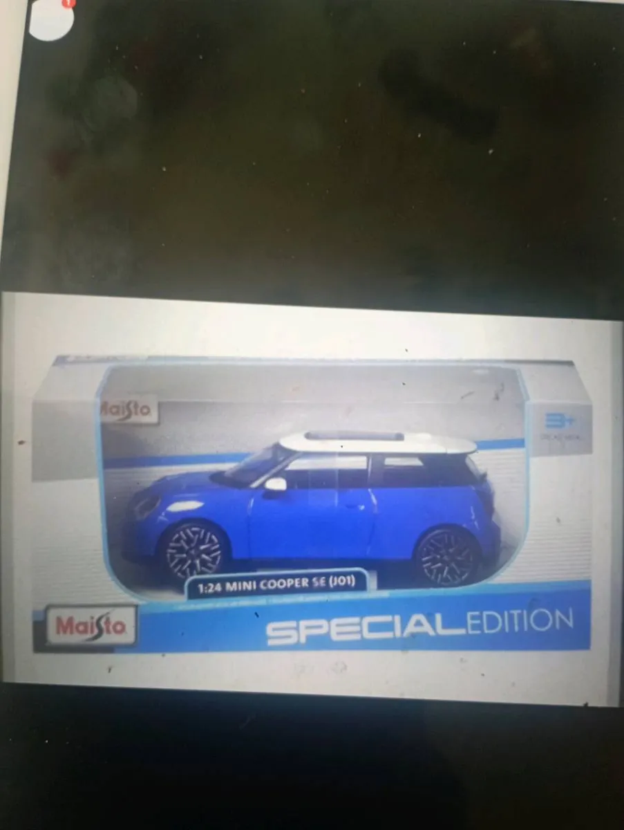 MAIISTO -MINI COOPER SE 2004 {JO1}1-24 SCALE  CAR. - Image 1
