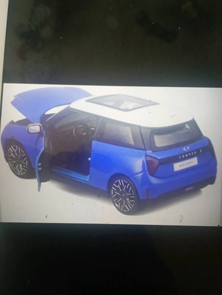 MAIISTO -MINI COOPER SE 2004 {JO1}1-24 SCALE  CAR. - Image 4