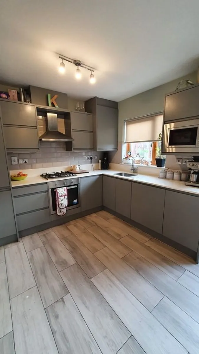 Fitted Kitchen with Appliances - Image 2