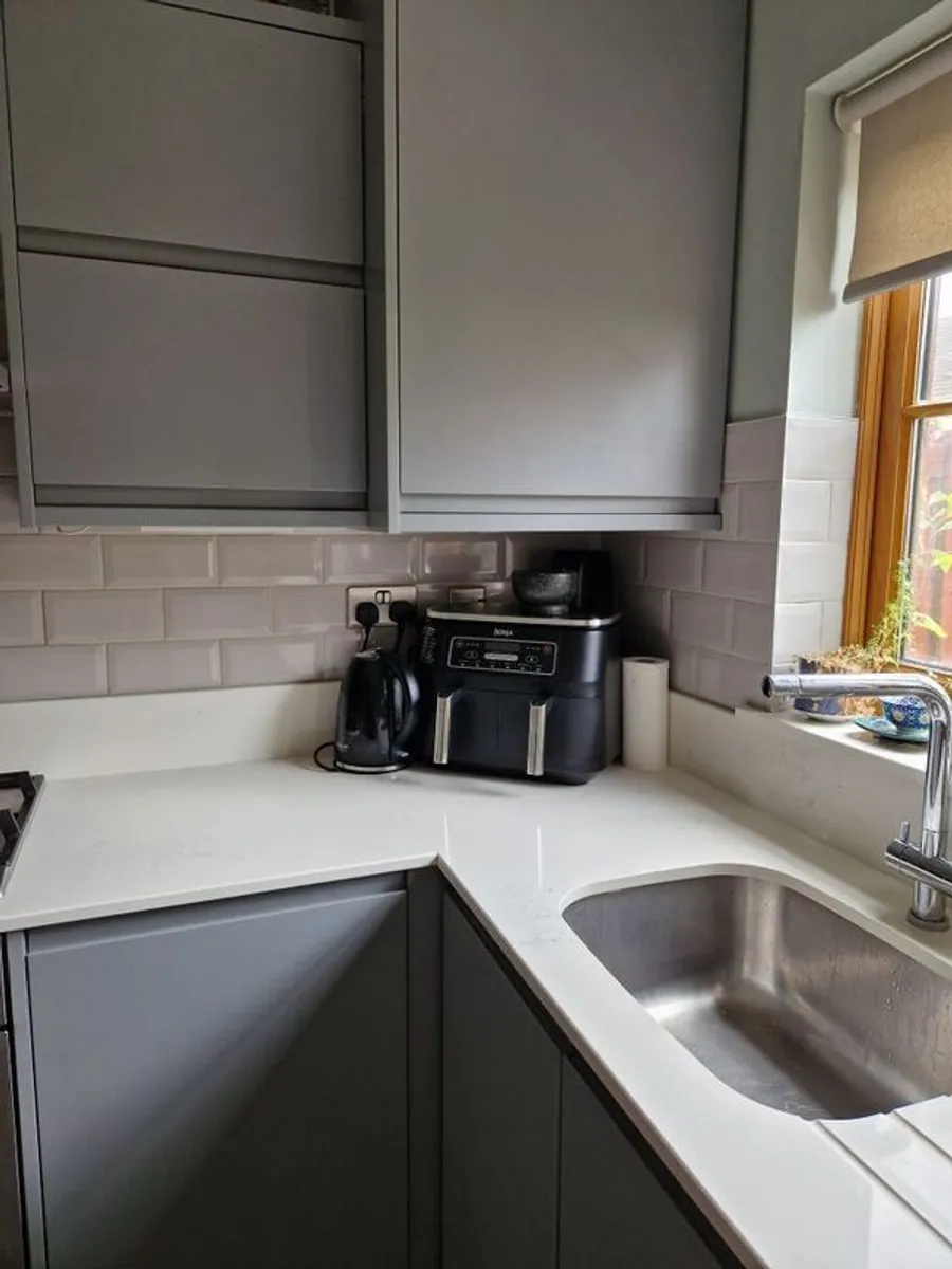 Fitted Kitchen with Appliances - Image 4