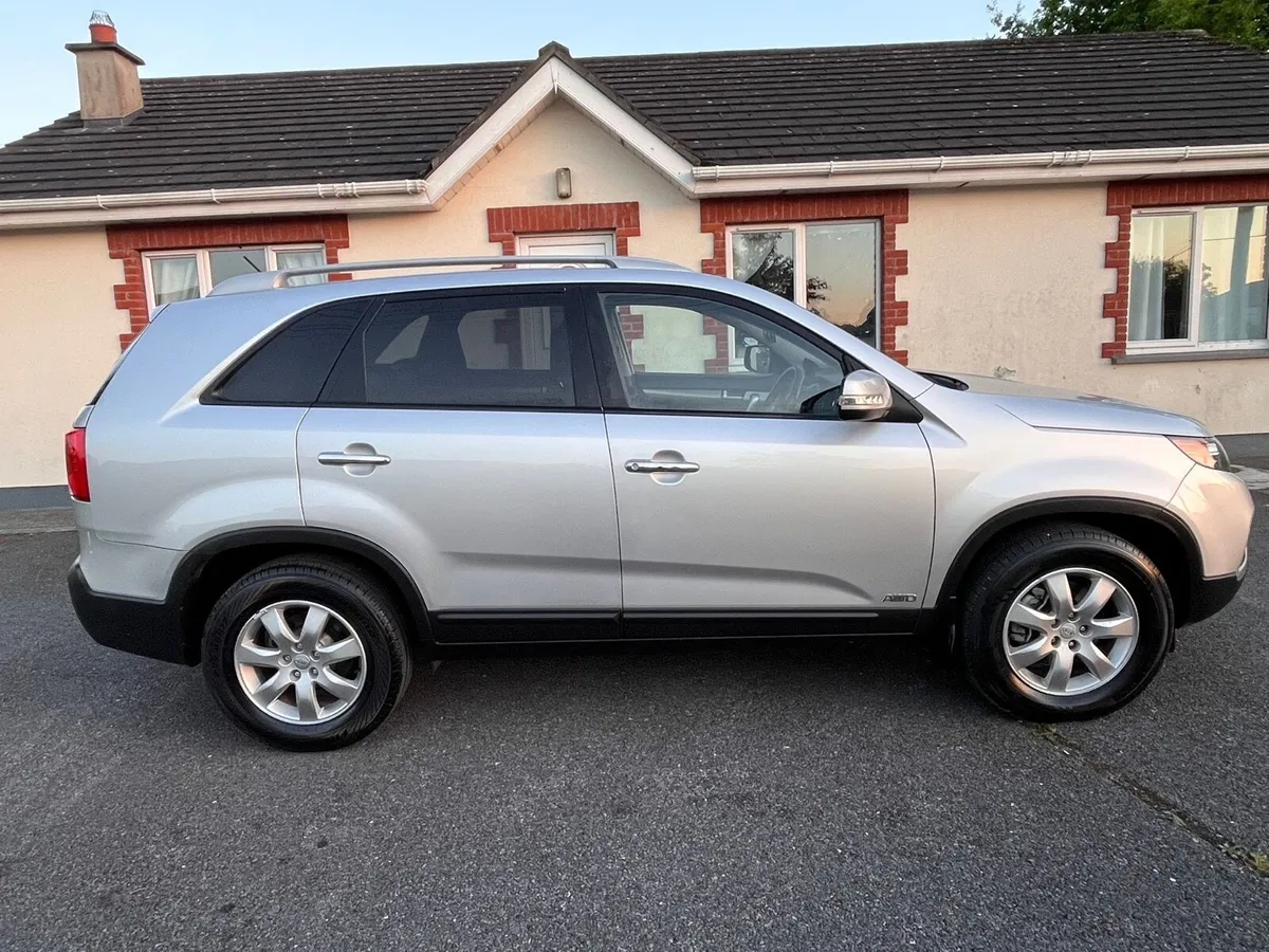 2010 KIA SORENTO LOW MILES 4x4 - Image 2
